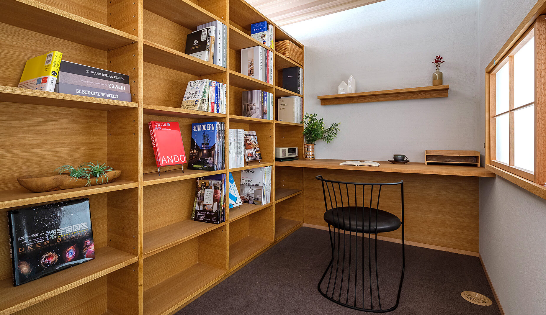 造作の本棚と机を備えた書斎
