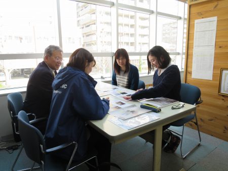 ▲パナソニックさんから説明を聞く設計の若松さんと内田さん