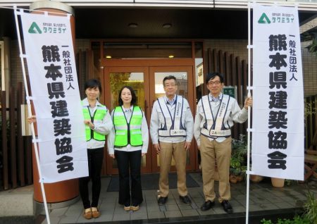 ▲三友工務店からは社長を筆頭に、作村さん、平田さん、井さんの4人が参加しました。お揃いの会社ジャンバーとベスト着用で、いざ出発！