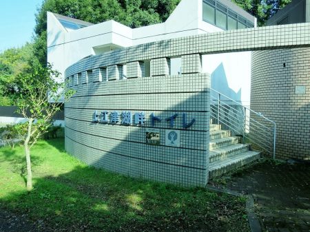 ▲まずは上江津左岸にある「上江津湖畔トイレ」から。この建築物は「くまもとアートポリス」参加プロジェクト作品で、増水対策として床面が上げられているのが特徴。入口をテラス状にすることで湖を見渡せる意匠になっています