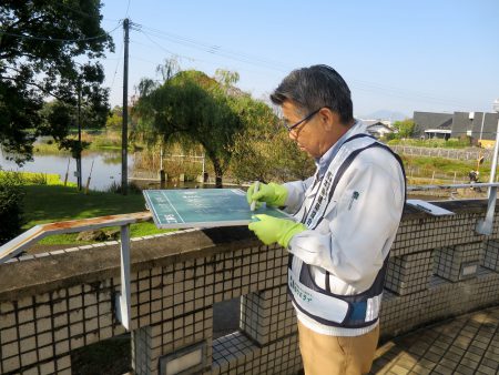 ▲掃除だけでなく、建物や設備に不具合がないかも見て回ります。記録係の作村さんは掃除をしながら記録をつけ、写真を撮り、フル回転です