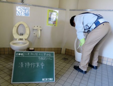 ▲トイレは老若男女、誰にでも公平対応。みんなが気持ちよく使えるよう、社長も熱心に掃除に励みます