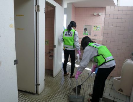 ▲蜘蛛や羽虫など虫が多いのは外部トイレの宿命ですね。思わぬ虫の出現に大騒ぎする女子班ですが、それでも普段から掃除されているようで、予想以上にキレイでした