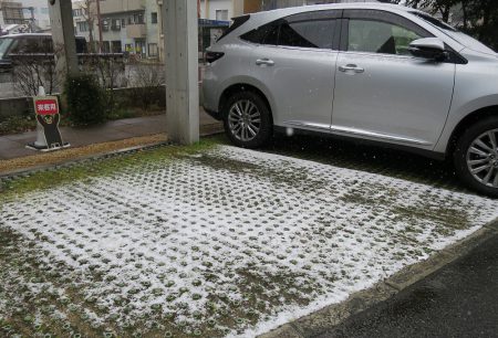 ⛄熊本市内では久しぶりの雪景色。会社の駐車場もうっすら白くなってます